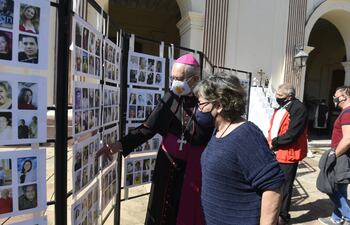 Familiares acercaron fotografías de sus seres queridos y el arzobispo de Asunción monseñor Edmundo valenzuela observó el mural instalado allí por los familiares. Fue un tributo de amor a sus memorias.