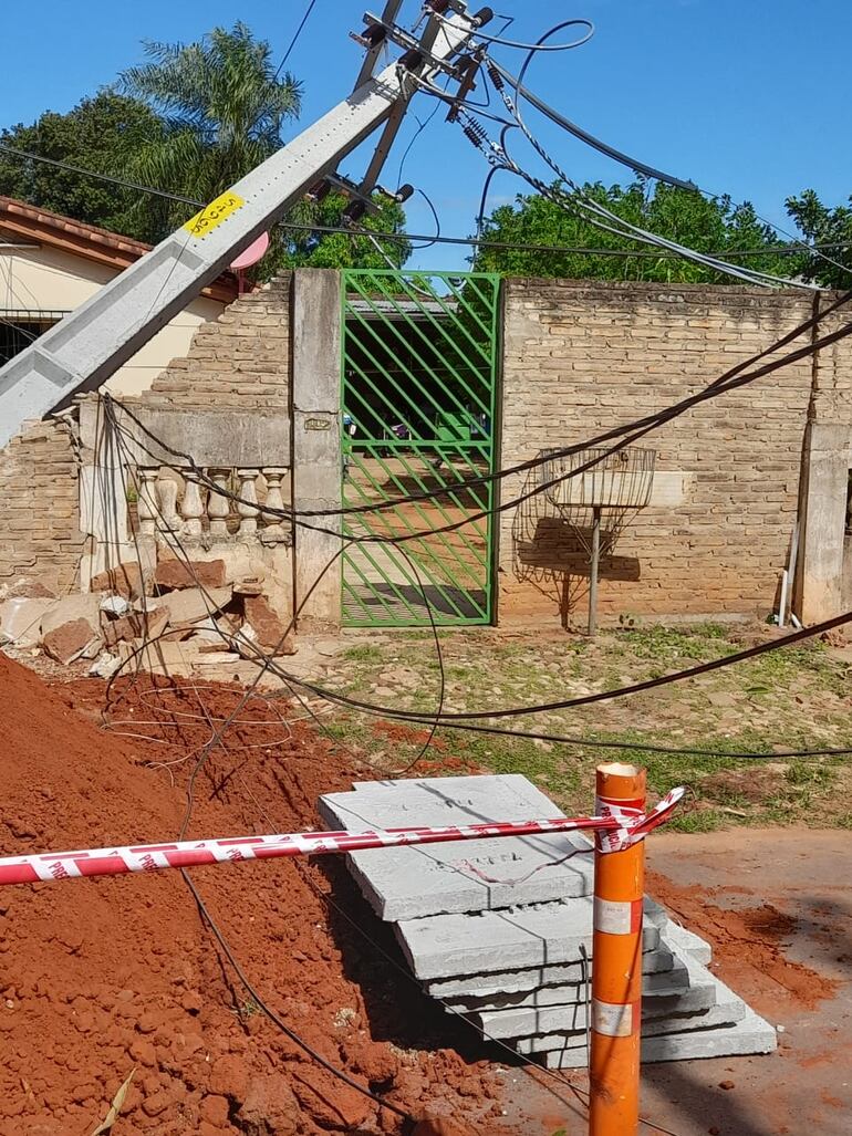 En estas condiciones quedó la columna de mayor porte, pero afortunadamente nadie salió lastimado.