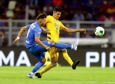 Ángel Romero (i) de Cruz Azul disputa el balón con Hugo Ayala de Tigres.