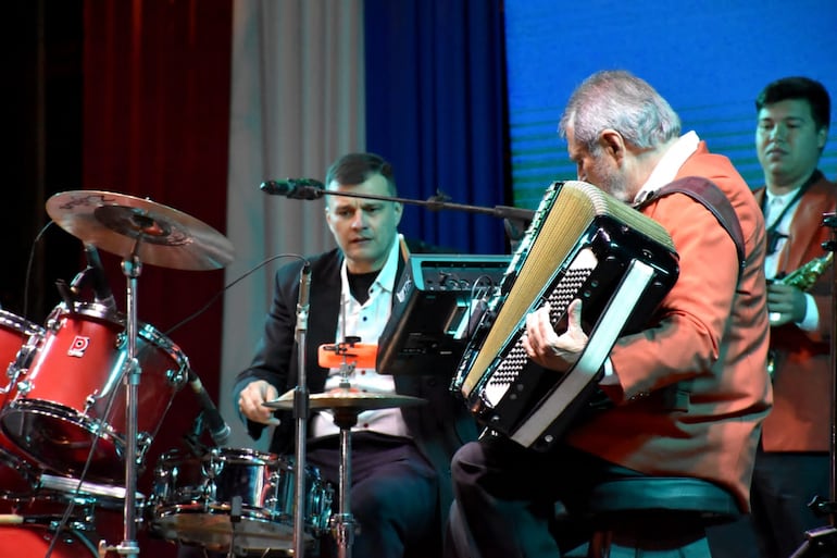 El Grupo Aguila de San Juan, Misiones ofreció polcas, chamamés y ritmos latinos en el festival Canto a Villa Florida.