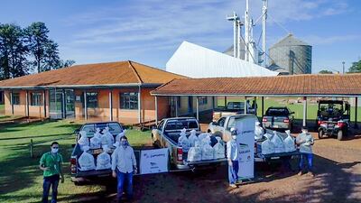 Distribución de los kits de alimentos de la campaña "Juntos sumamos" desde el Silo Km. 27 de Agrofértil.
