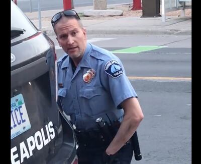 El agente Derek Chauvin en un vídeo en que lo muestra presionando contra el piso a George Floyd, que falleció durante el incidente.