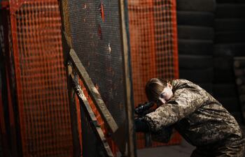 Una mujer ucraniana participa en un entrenamiento de tiro en la base militar situada en el pueblo portuario de Burlacha Barlka, a unos 20 kilómetros de Odesa.