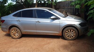 El automóvil está siendo verificado por los uniformados.