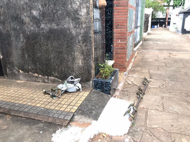 Los malvivientes también sustraen objetos de bronce de los panteones, como cruces y candelabros.