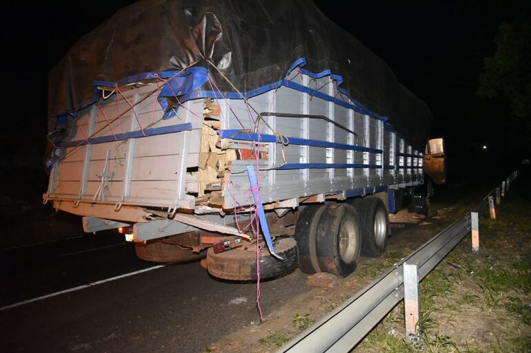 Camión de gran porte, tras ser embestido por la camioneta.