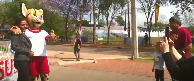 Tiríka tomándose fotografías con su público