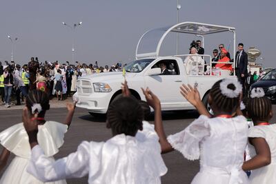 El Papa Francisco (C) saluda a los asistentes cuando llega en el papamóvil para la misa en el Aeropuerto N'Dolo en Kinshasa, República Democrática del Congo (RDC), el 1 de febrero de 2023.