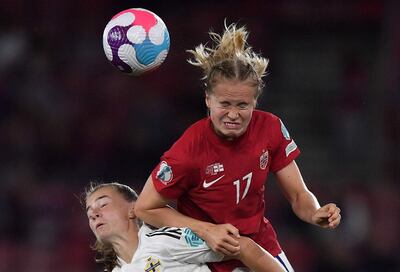 La noruega Julie Blakstad cabecea el balón superando en el salto a la norirlandesa Emily Wilson, durante el partido disputado ayer en Southampton.