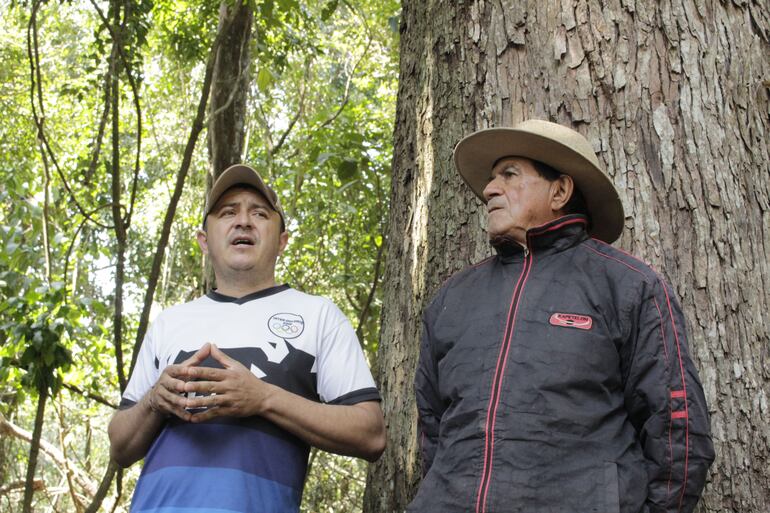 Do Benito González (derecha) enfrentó a hombres armados para proteger su Yvyra Pytã.