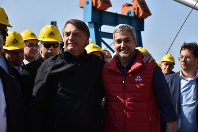 Jair Bolsonaro y Mario Abdo Benítez en el Puente de la Integración, que une Presidente Franco, en Alto Paraná, con Foz de Iguazú, en Paraná, Brasil.