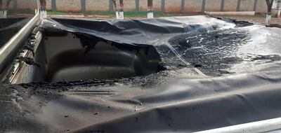 La carpa de la carrocería de la camioneta quedó dañada por la bomba de fabricación casera lanzada por los familiares del detenido.