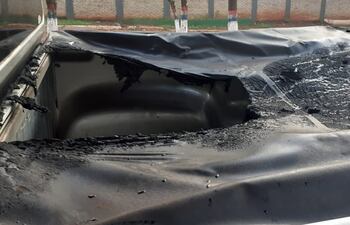 La carpa de la carrocería de la camioneta quedó dañada por la bomba de fabricación casera lanzada por los familiares del detenido.