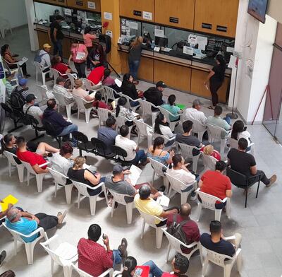 Contribuyentes aguardando turno para pagar por la licencia de conducir y la habilitación en la Municipalidad de Pilar.