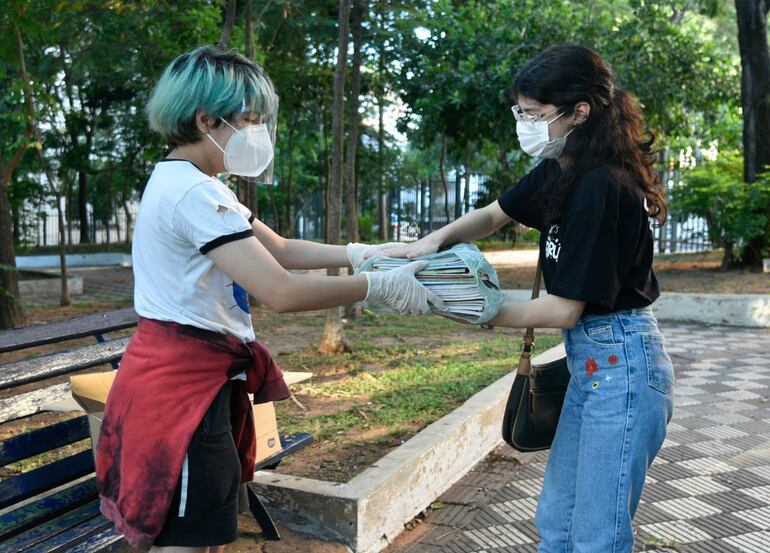 Los jóvenes buscan donativos de todo tipo para el apoyo escolar.
