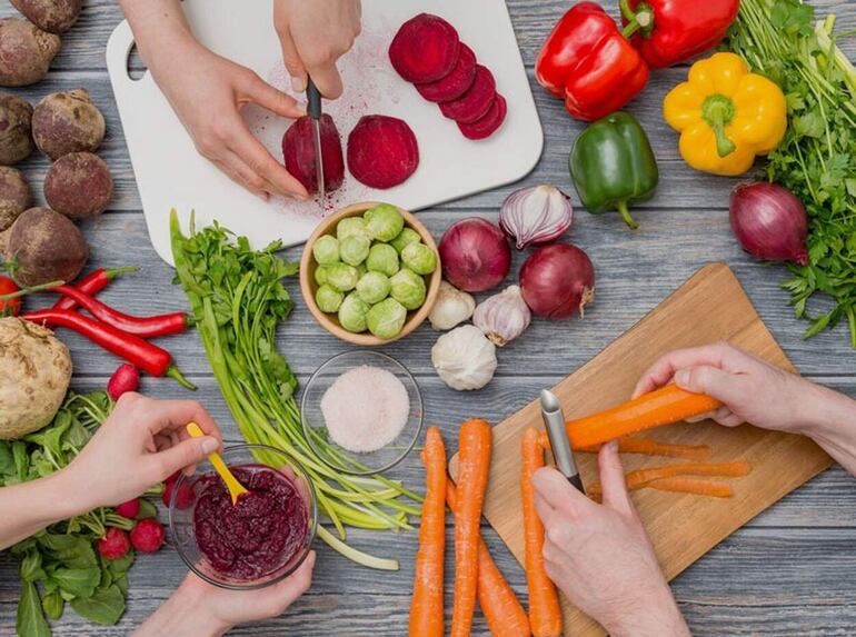 Incluir alimentos ricos en antioxidantes y fitoquímicos como: Ajo, cúrcuma, pimienta negra, jengibre, brócoli, coliflor, alcachofa, cebolla, uva, arándanos, limón, frutas y vegetales de todos los colores, té verde, rojo, negro, legumbres (poroto, lentejas, garbanzo, etc), 