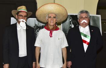 Carlos Fernández, el embajador de México Juan Manuel Nungaray y Claudio Gibbons.