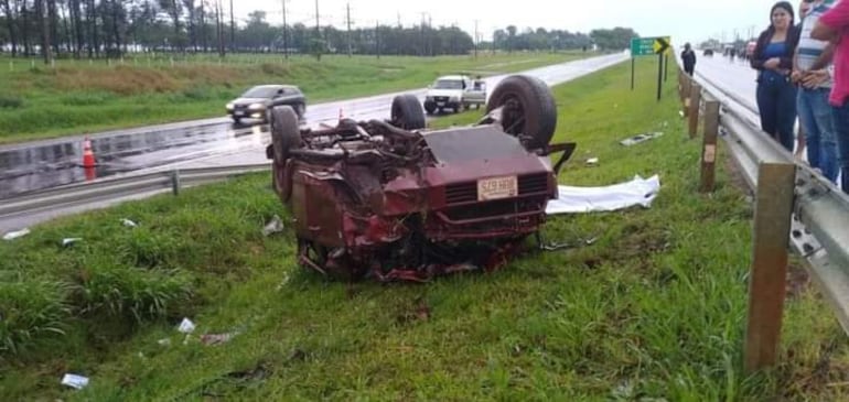Así quedó la camioneta que volcó en Juan E. Estigarribia esta mañana.
