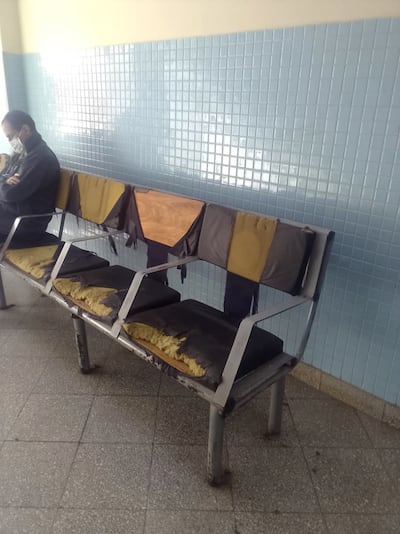 Asientos en pésimo estado, en el quinto piso del Hospital Central del IPS.