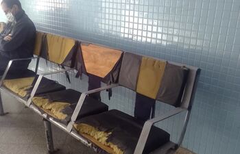 Asientos en pésimo estado, en el quinto piso del Hospital Central del IPS.