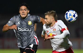 Santiago Núñez (i), de Estudiantes de La Plata, disputa el balón con Eduardo Sasha, del equipo de Bragantino.