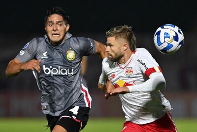 Santiago Núñez (i), de Estudiantes de La Plata, disputa el balón con Eduardo Sasha, del equipo de Bragantino.