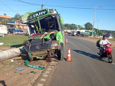 Tras el accidente, el bus quedó con la parte delantera prácticamente inservible.