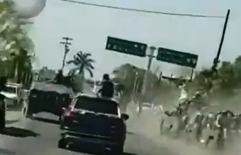 Persecución a lo Hollywood: civiles armados repelen a militares en Michoacán.