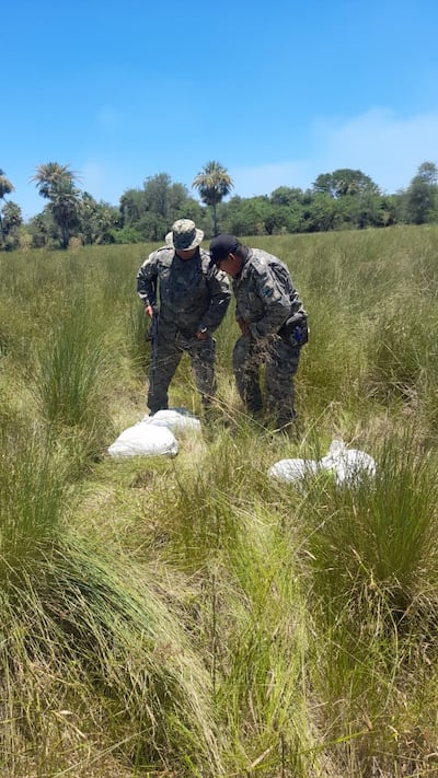 Dos agentes policiales se topan con las bolsas arpilleras abandonadas por los abigeos durante la huida en la estancia "Pariri".