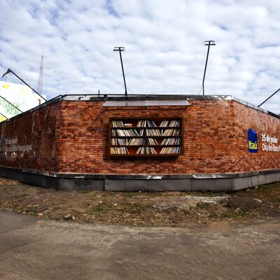 Más de 400 libros de autores nacionales fueron puestos a disposición de los transeúntes en estas estanterías.