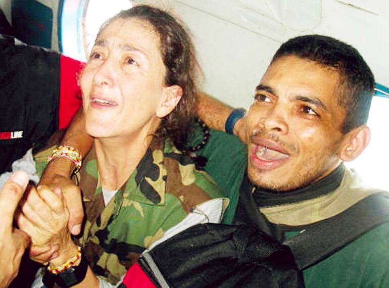 Ingrid Betancourt junto a uno de los soldados que estaban secuestrados junto con ella, en el momento exacto de la liberación.