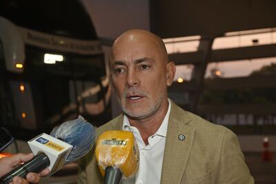 Miguel Cardona, conversando con los medios, antes del viaje de Olimpia a Lima, donde debutará en la Copa Libertadores 2022.