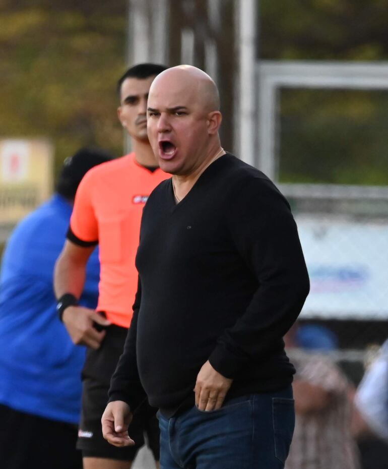 Fernando Jubero, técnico de Guaraní, brinda indicaciones durante el partido con Sportivo Ameliano.