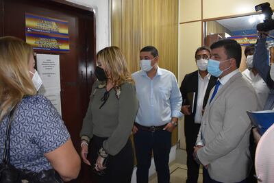 El intendente dew San Antonio, Santiago Aguilera, liberal, tuvo que esperar más de 15 minutos para ingresar a su oficina, porque estaba completamente cerrada y ni el jefe saliente ni un funcionario le esperaba para el traspaso correspondiente.