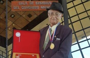 El profesor Justo Pastor Piñánez, recibió varias distinciones a lo largo de su trayectoria.