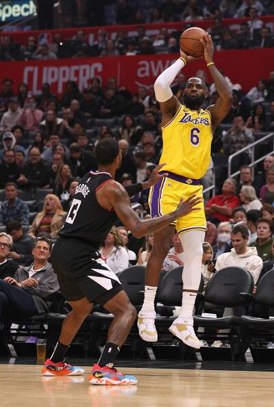 LeBron James (#6) de Los Angeles Lakers pidió le levanten la sanción a su colega Kyrie Irving.