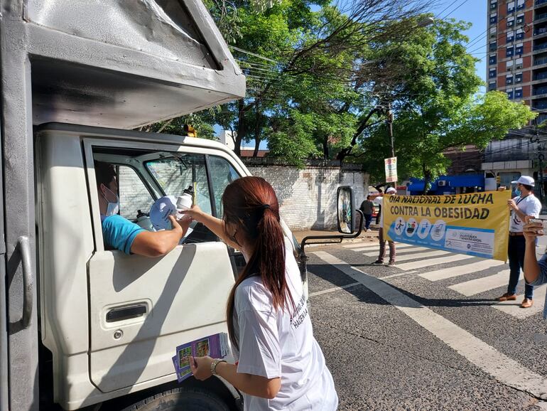Trípticos como informativos sobre obesidad se entregaron frente al ministerio de Salud esta mañana concientizando sobre la obesidad.