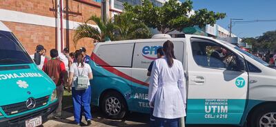 Momento en el que trasladan a Carlos Von Lucken a un centro asistencial por una posible fractura de rodilla izquierda.