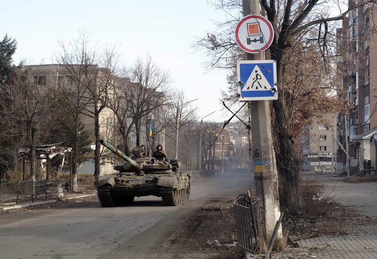 Un tanque ucraniano en la ciudad de Bajmut, en Donetsk.