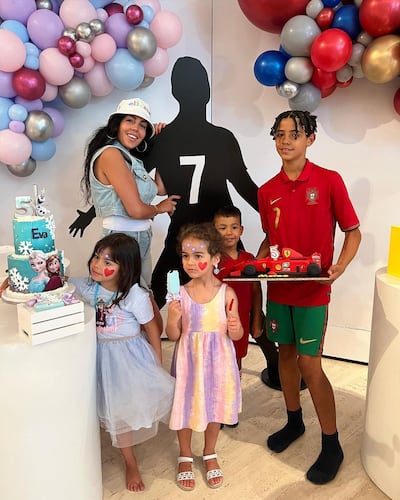Los cumpleañeros Eva y Mateo con sus hermanos Cristiano Junior y Alana, junto a mamá Georgina Rodríguez y la silueta de papá Cristiano Ronaldo, quien no pudo estar en el festejo. (Instagram/Georgina Rodríguez)