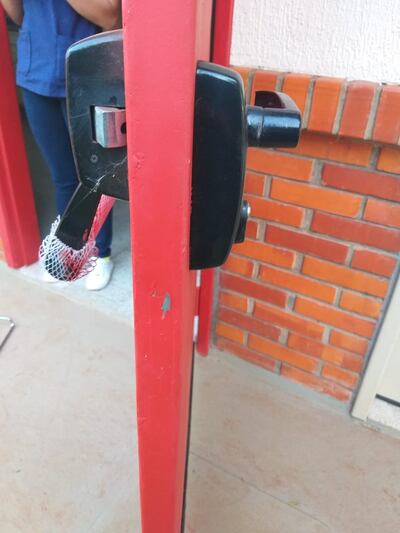 La puerta trasera de la USF fue violentada para perpetrar el hurto.