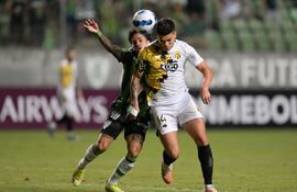 Rodrigo Fernández Cedrés saca el balón ante la presencia de Mateusinho