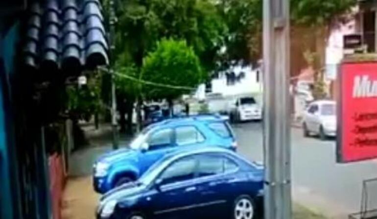 Momento en que la funcionaria de Copaco choca por la puerta del vehículo y cae justo frente a otro rodado que termina arrollándola.