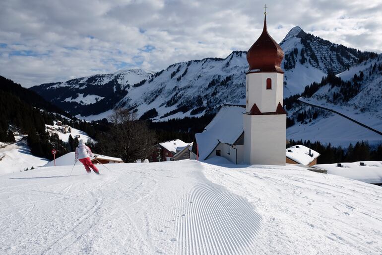 Detrás de la iglesia se eleva el pico de Damüls.