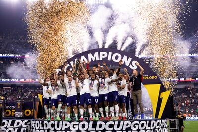Festejo estadounidense por la obtención de la Copa Oro de la Concacaf. EFE