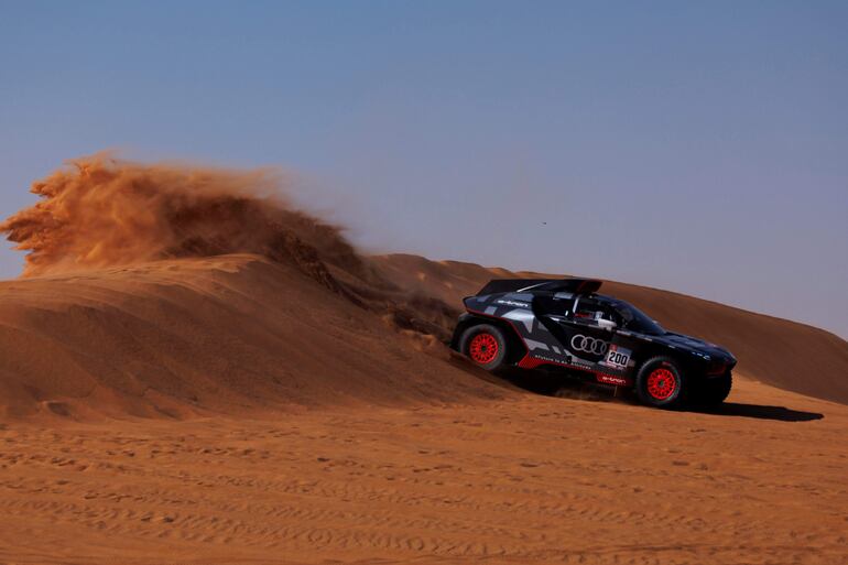 El piloto Stéphane Peterhansel y su copiloto Edouard Boulanger, en su paso por la décima etapa del Rally Dakar 2022, este miércoles, entre Wadi Ad Dawasiri y Bisha.