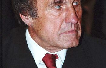 Fotografía de archivo sin fechar que muestra a Carlos Reutemann, expiloto de Formula Uno y exgobernador de la provincia de Santa Fe.