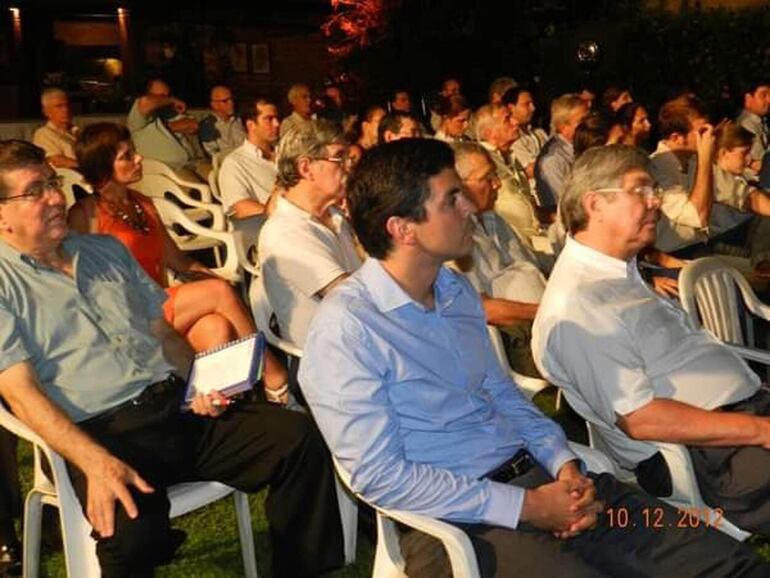 En primer plano aparece Santiago Peña, participando del foro Paraguay Alegre.