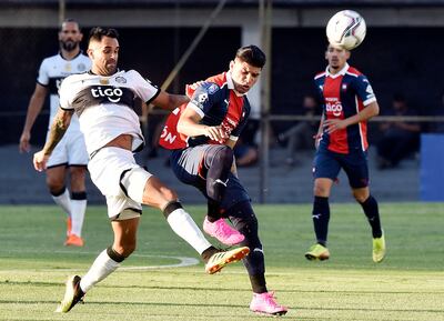 Una vez más el argentino Claudio Aquino fue el destacado en el equipo de Cerro Porteño, y en esta jugada, en un peligroso cruce de piernas con Carlos Rolón.