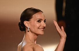 La actriz Natalie Portman saluda a su llegada de la proyección de su película "May December" en la 76 edición del Festival de Cannes, al sur de Francia.